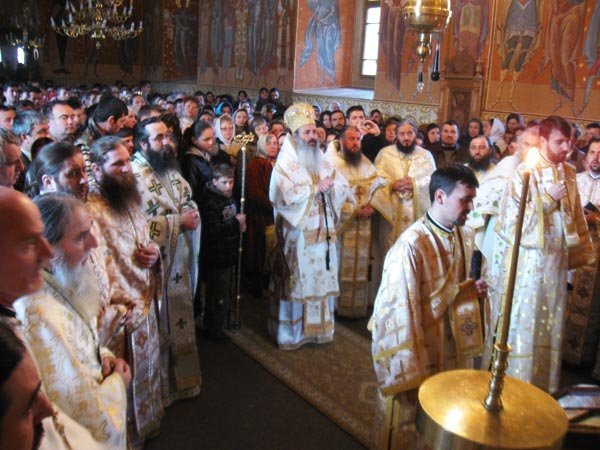 Pelerini la Izvorul Tămăduirii de la Horăicioara 97547