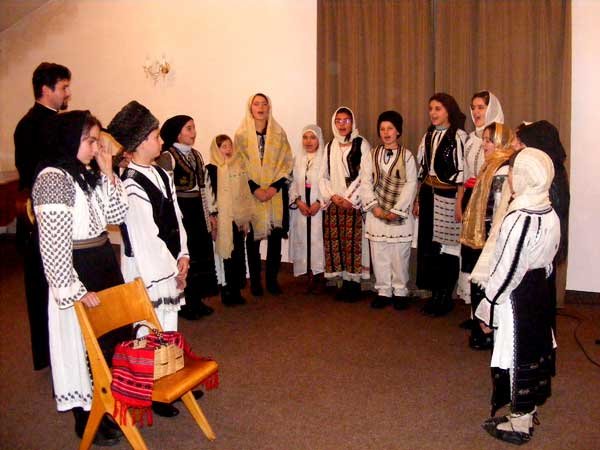 Tinerii de la Foleşti promovează valorile româneşti prin cântec 97574