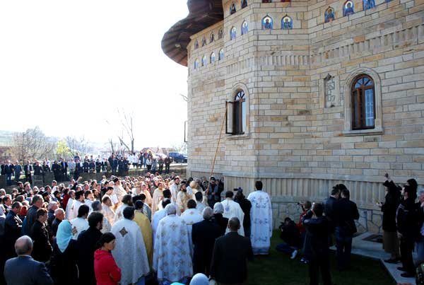 Biserica „Schimbarea la Faţă“ - Socola, resfinţită după 15 ani de când a renăscut 97664