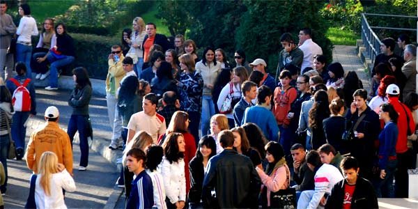 „Vânzătorul de roşii din faţa blocului vindea şi heroină“ 97741