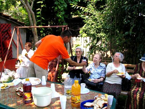 „Veneau voluntari din străinătate care ajutau şi, la final, îmi mulţumeau“ 97777