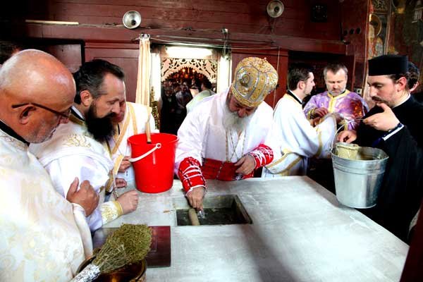 Biserica veche din Avrig a fost resfinţită 97782