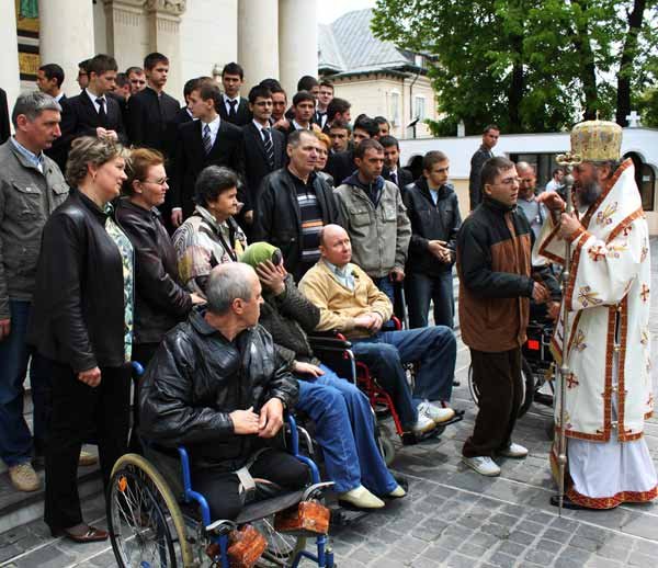 Duminica Slăbănogului a adus bolnavii la Liturghie 97789