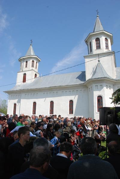 „Prin sărbătoarea de duminică s-au încununat eforturile, jertfa şi munca a trei preoţi” 97895