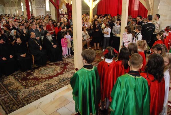 „Micii misionari ai Bisericii“ au mărturisit Învierea la Biserica „Sf. Nectarie“ 97945