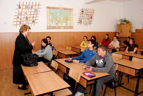 Elevii, observatori în Consiliul de administraţie al şcolilor 98009