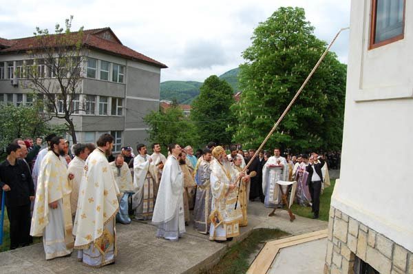 „Lucrarea sfinţitoare a Bisericii este revărsare de lumină din tronul Preasfintei Treimi“ 98017