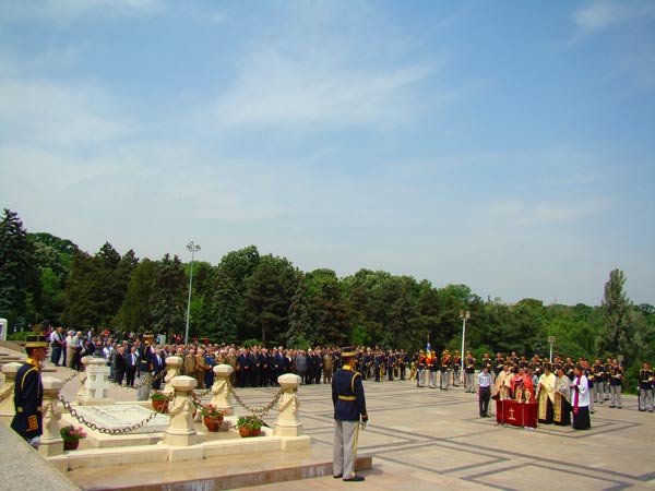 Eroii Neamului, pomeniţi în Parcul Carol 98059