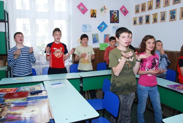 Cu gesturi ample, Îl primesc pe Dumnezeu în sufletul lor 98094