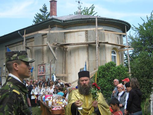 Ziua Eroilor, prilej de comemorare a înaintaşilor căzuţi pe front 98090