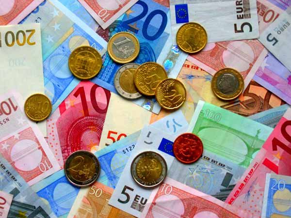 Pachetul de asistenţă financiară al UE, aprobat „doar pentru a câştiga timp“ 98111