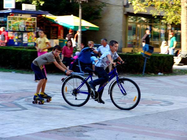 Copiii trebuie supravegheaţi, dar nu sufocaţi de părinţi 98143