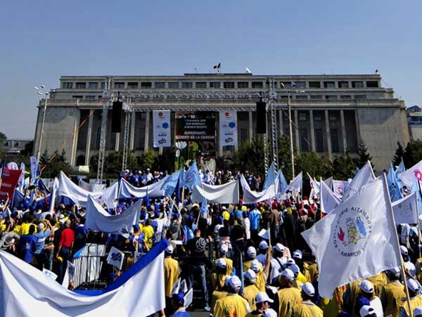 Peste 60 mii de participanţi, aşteptaţi la mitingul din Piaţa Victoriei 98146