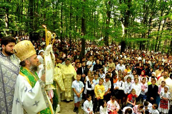 Buciumeni, bucuria tinerilor în dialog cu slujitorii Bisericii 98199