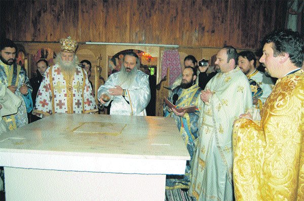 Biserica „Sf. Împ. Constantin şi Elena“ din parohia Viişoara, sfinţită în ziua hramului 98212