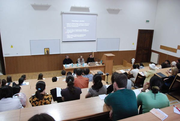 „Medicul şi teologul trebuie să caute urma lui Dumnezeu în creaţie“ 98299