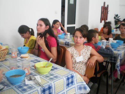 Împreună putem aduce speranţă în sufletele copiilor şi vârstnicilor 98339