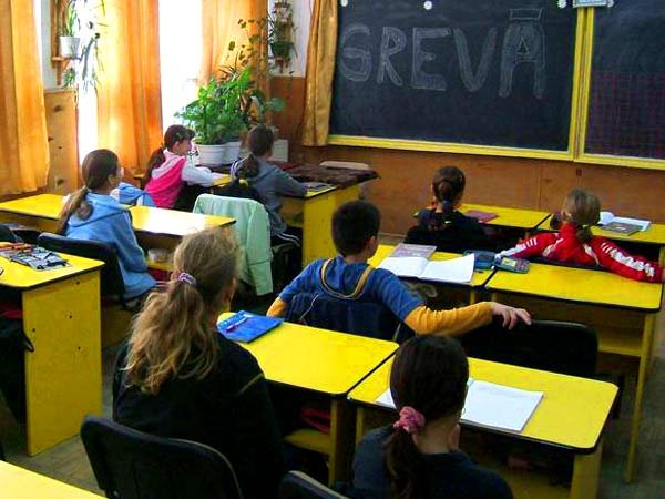 Părinţii cer guvernanţilor soluţii pentru evitarea îngheţării anului şcolar 98337