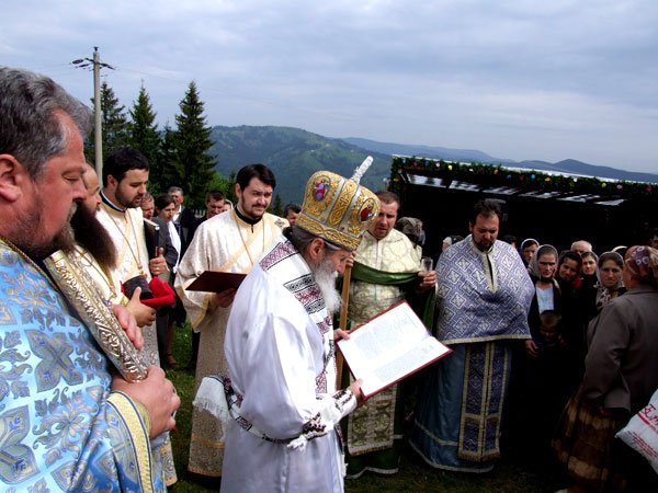 Biserica filiei Cununschi din Munţii Obcina Mare, resfinţită de IPS Pimen 98417