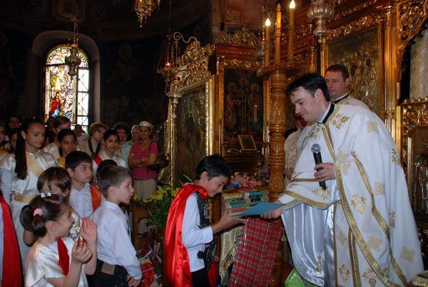 Teatru religios şi daruri pentru copiii de la Olari 98524