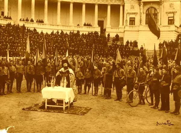 Jurământul cercetaşilor români în faţa Bisericii 98544