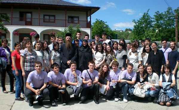 „Bucuria întâlnirii a întărit comuniunea dintre tineri“ 98576