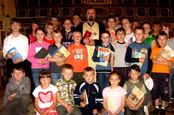 „Hristos împărtăşit copiilor“ în parohia Rogojeşti 98589