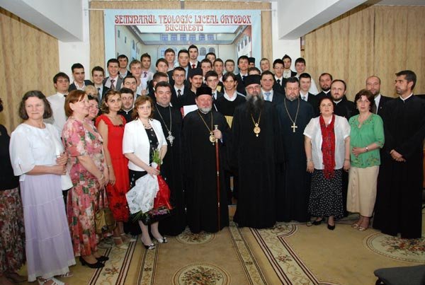 Elevii Seminarului Teologic „Nifon Mitropolitul“ din Capitală au fost premiaţi 98601