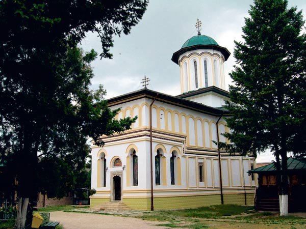 Zeci de biserici din ţară îşi sărbătoresc astăzi hramul 98768