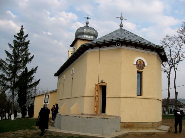 Sfinţii Apostoli Petru şi Pavel, cinstiţi pentru prima dată ca ocrotitori ai parohiei Runcu 98802