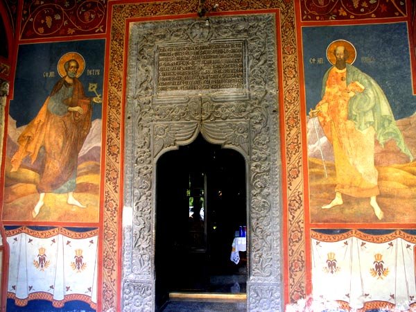 O biserică şi o stradă cu numele Sfinţilor Apostoli 98853