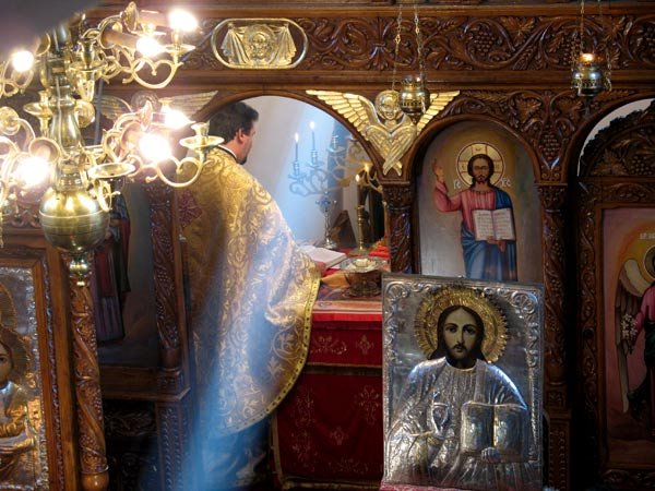 „Preotul şi enoriaşii săi, trăitori, apărători şi mărturisitori ai dreptei credinţe” 98851