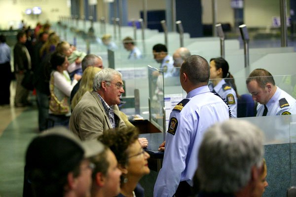 Tot mai puţini români emigrează în Spania 98846