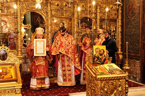 Diplome şi distincţii pentru slujirea Bisericii 98870