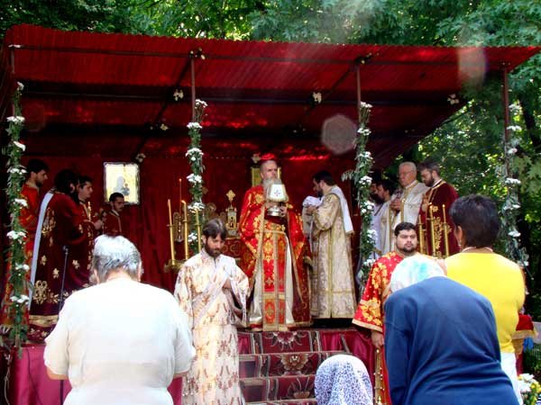 Capelele maternităţilor, în sărbătoare 98910