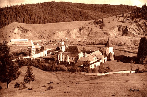 La mormântul marelui voievod Ştefan de la Putna 98913