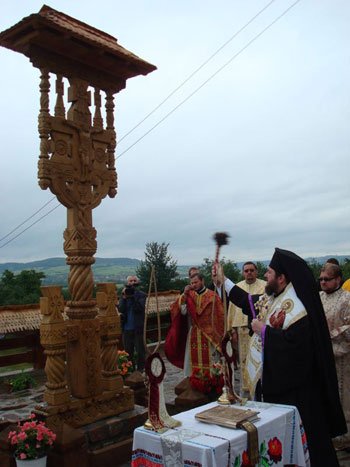 Liturghie arhierească şi sfinţire de troiţă în Brăteşti 98920