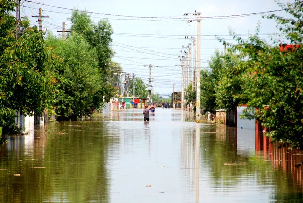 Nu consumaţi apă din fântânile inundate! 98997