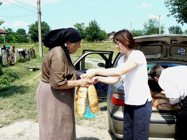 Sprijin din partea Arhiepiscopiei Iaşilor pentru 56 de familii sinistrate 99001