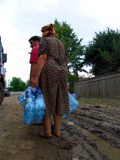 Să-i ajutăm pe cei loviţi de ape! 99036