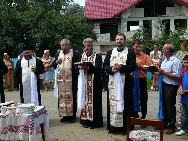 Sfinţire de troiţă în parohia Glodenii Gândului 99026