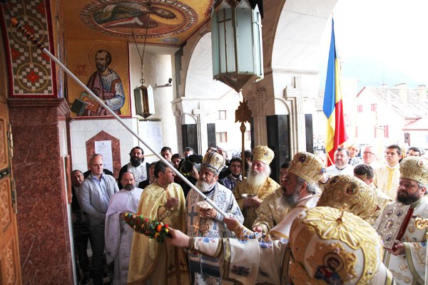Patriarhul României a sfinţit o biserică în Braşov 99070