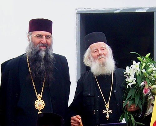 Trei ierarhi la înmormântarea părintelui arhimandrit Teofil Bădoiu 99197