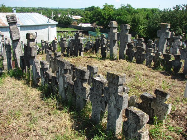 Satul subteran al crucilor de piatră de la Copuzu 99248