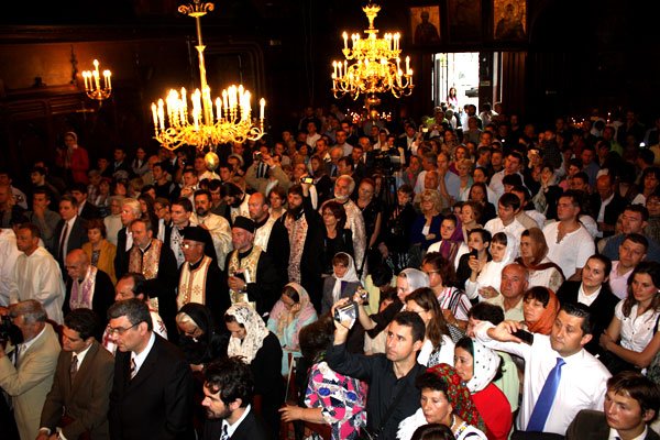 În Occident, românii caută integrarea prin Biserică, familie şi cultură 99279