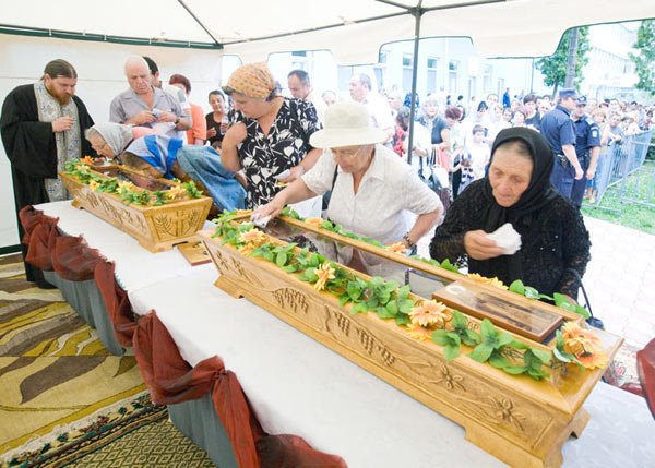 Moaştele Sfinţilor Epictet şi Astion la Spitalul Municipal din Moineşti 99306