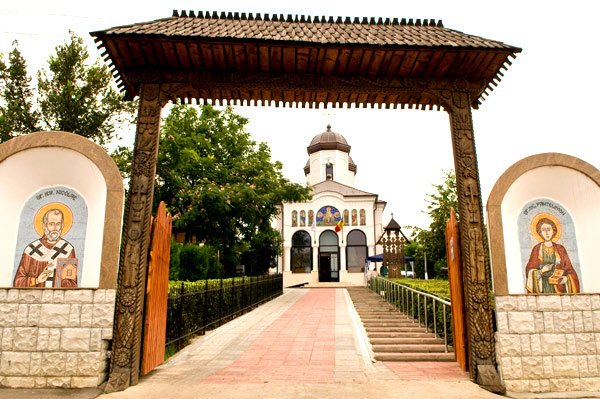 Pantelimon, sfântul şi doctorul iubit 99307