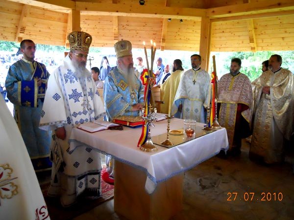 Doi ierarhi la hramul Mănăstirii Oaşa 99353