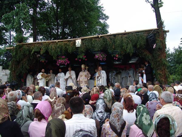 Porţi către ceruri pentru credincioşii din parohiile Coropceni şi Marvila 99355