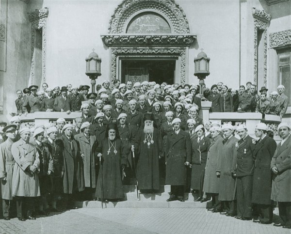 „Straja Ţării“, sub aripa Bisericii 99425